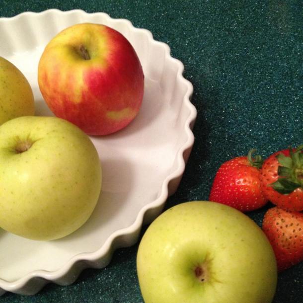 Apples and pie plate/Brooklyn Artisan photo by Joy Makon